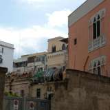 Accanto al muro di cinta dell�ex gasometro, fa capolino una specie di torretta con particolari dettagli ornamentali che ricordano lo stile neo-gotico veneziano di Palazzo Fizzarotti